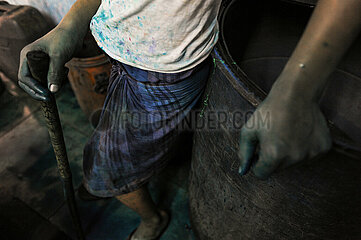 Mumbai  Indien  Arbeiter in einer Werkstatt und Faerberei im Elendsviertel Dharavi