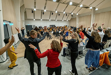Deutschland  Bremen - Bremer Philharmoniker  Konzert mit Salza-Einlage zur Eroeffnung des neuen Domizils im Tabakquartier