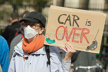 23.09.2022  Berlin  Deutschland - Fridays for future globaler Klimastreik  Kritik an Autos