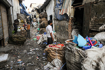 Mumbai  Indien  Wiederverwertbare Plastikabfaelle vor einem Recyclingbetrieb im Elendsviertel Dharavi
