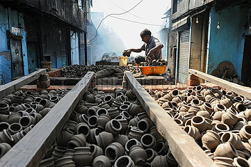 Mumbai  Indien  Ein Toepfer stellt in der Gemeinde Kumbharwada im Elendsviertel Dharavi Gefaesse aus Ton her