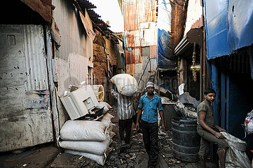 Mumbai  Indien  Arbeiter recyceln wiederverwertbare Abfaelle vor einem Recyclingbetrieb im Elendsviertel Dharavi