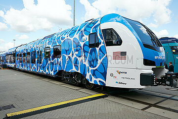 Berlin  Deutschland - Das schweizerische Unternehmen Stadler Rail zeigt den Triebzug FLIRT H2 auf dem Aussengelaende der Innotrans 2022.