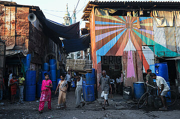 Mumbai  Indien  Alltagsszene mit Menschen in einer engen Seitengasse im Elendsviertel Dharavi