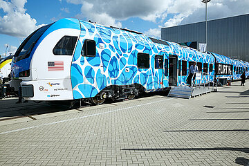 Berlin  Deutschland - Das schweizerische Unternehmen Stadler Rail zeigt den Triebzug FLIRT H2 auf dem Aussengelaende der Innotrans 2022.