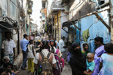 Mumbai  Indien  Alltagsszene mit Menschen in einer engen Seitengasse im Elendsviertel Dharavi
