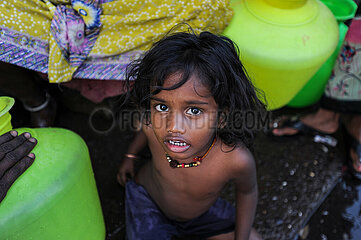 Mumbai  Indien  Portrait eines kleinen Maedchens im Elendsviertel Dharavi