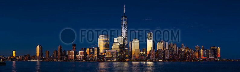 USA  New York City  Finanzbezirk. Lower Manhattan Panorama Sunset reflektiert die Wolkenkratzer des World Trade Centers. Batterie-Park