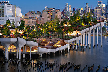 USA  New York City  Manhattan  West Village. Little Island Public Park am Abend. Künstlicher erhöhter Park mit Amphitheater im Fleischverpackungsviertel im Hudson River Park (Pier 55)