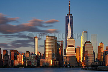 USA  New York City  Lower Manhattan. Sonnenuntergang auf den Lower Manhattan Wolkenkratzern des Finanzviertels (One World Trade Center und 111 Muray Street) vom Hudson River