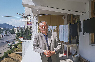 Georgia. Tiflis. Stalins Enkel Jevgeny Djugashvili in seiner Wohnung in der georgischen Hauptstadt. Bis zu seinem Tod im Jahr 2016 verteidigte er die Erinnerung und die Aufzeichnung seines Vorfahren
