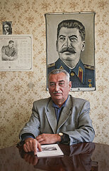 Georgia. Tiflis. Stalins Enkel Jevgeny Djugashvili in seiner Wohnung in der georgischen Hauptstadt. Bis zu seinem Tod im Jahr 2016 verteidigte er die Erinnerung und die Aufzeichnung seines Vorfahren