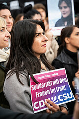 Berlin  Deutschland  Serap Gueler (MdB  CDU) nimmt an einer Solidaritaetskundgebung nach dem Tod von Mahsa Amini im Iran teil