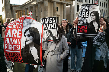 Berlin  Deutschland  Solidaritaetskundgebung anlaesslich des Aufstands im Iran nach dem Tod von Mahsa Amini