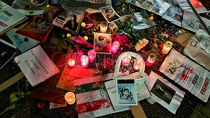 Deutschland  Hamburg - Kerzen und Blumen zum Gedanken an Mahsa Amini