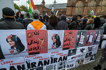 Deutschland  Bremen - In Deutschland lebende Iraner solidarisieren sich mit dem Aufstand gegen die Mullahs im Iran nach dem Tod von Mahsa Amini