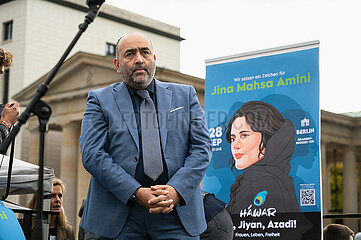 Berlin  Deutschland  Omid Nouripour (MdB  Buendnis 90 - Die Gruenen) auf einer Solidaritaetskundgebung nach dem Tod von Mahsa Amini im Iran