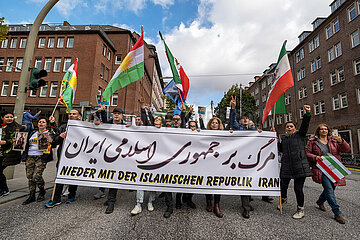 Deutschland  Hamburg - In Deutschland lebende Iraner solidarisieren sich mit dem Aufstand gegen die Mullahs im Iran nach dem Tod von Mahsa Amini  Spitze des Demonstrationszugs
