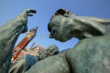 FRANKREICH. Pas-de-calais (62) Calais. Das Rathaus und das Glockenturm. Die Burghers of Calais ist eine Statuengruppe von Auguste Rodin  die von der Stadt in Auftrag gegeben wurde  in der das erste Beispiel für Bronze 1895 eingeweiht wurde. Es ist eines der berühmtesten Werke von Rodin.