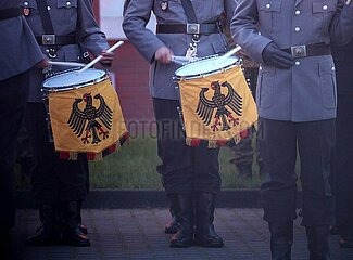 Bundeswehr-Soldaten beim Grossen Zapfenstreich
