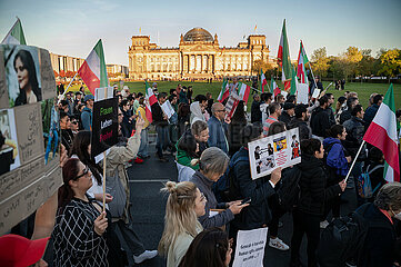 Berlin  Deutschland  Demonstration und Solidaritaetskundgebung mit iranischen Protesten nach dem Tod von Mahsa Amini