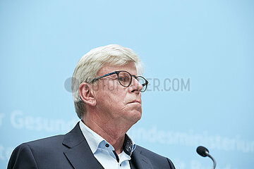 Berlin  Deutschland - Gernot Kiefer vom GKV-Spitzenverband bei einer Pressekonferenz.