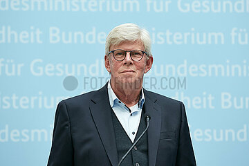Berlin  Deutschland - Gernot Kiefer vom GKV-Spitzenverband bei einer Pressekonferenz.