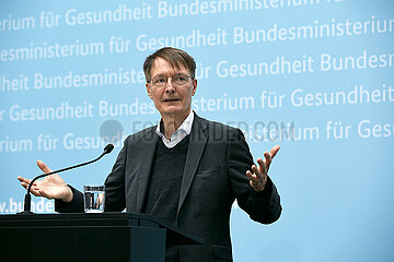 Berlin  Deutschland - Bundesgesundheitsminister Karl Lauterbach bei einer Pressekonferenz zur Corona-Pandemie.