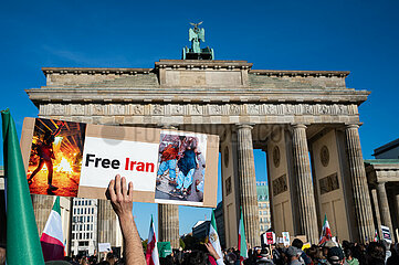 Berlin  Deutschland  Demonstration und Solidaritaetskundgebung mit iranischen Protesten nach dem Tod von Mahsa Amini