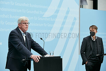 Berlin  Deutschland - Gernot Kiefer vom GKV-Spitzenverband und Bundesgesundheitsminister Karl Lauterbach bei einer Pressekonferenz.
