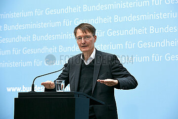Berlin  Deutschland - Bundesgesundheitsminister Karl Lauterbach bei einer Pressekonferenz zur Corona-Pandemie.