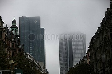 Frankfurter Bankentuerme im Nebel