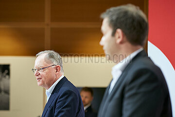 Berlin  Deutschland - Lars Klingbeil und Stephan Weil bei der Pressekonferenz zum Ergebnis der Landtagswahl in Niedersachsen.
