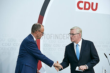 Berlin  Deutschland - Friedrich Merz und Bernd Althusmann nach der Pressekonferenz zum Ergebnis der Landtagswahl in Niedersachsen.