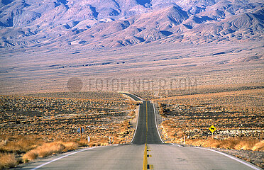 VEREINIGTE STAATEN VON AMERIKA. Kalifornien. Die Straße  die in den Death Valley National Park geht.