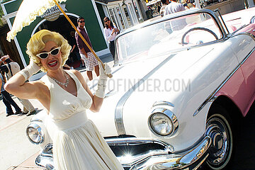 VEREINIGTE STAATEN VON AMERIKA. Kalifornien. Los Angeles. Hollywood. Schauspielerin spielt Marilyn Monroe am Eingang der Universal Studios.
