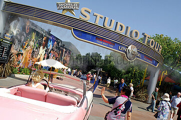 VEREINIGTE STAATEN VON AMERIKA. Kalifornien. Los Angeles. Hollywood. Schauspielerin spielt Marilyn Monroe am Eingang der Universal Studios.