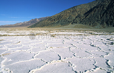 VEREINIGTE STAATEN VON AMERIKA. Kalifornien. Death Valley National Park. Badwater ist ein gesalzener See 85 m unter dem Meeresspiegel  wo die Temperaturen zu den höchsten der Welt gehören.