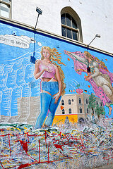 VEREINIGTE STAATEN VON AMERIKA. Kalifornien. Los Angeles. Venice Beach. Wandbild mit der Venus von Boticelli Look hat eine kalifornische Frau.