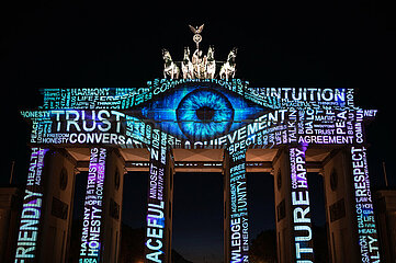 Berlin  Deutschland  Das Brandenburger Tor erstrahlt in bunten Farben waehrend des Festival of Lights