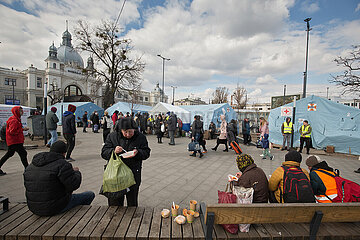 Lviv  Oblast Lviv  Ukraine - Ukrainische Kriegsfluechtlinge sammeln sich vor dem Hauptbahnhof Lviv
