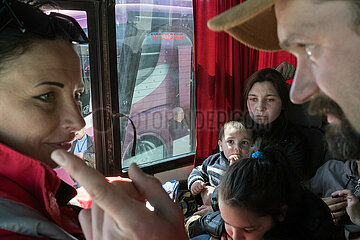 Lviv  Oblast Lviv  Ukraine - Ukrainische Kriegsfluechtlinge warten in einem Bus am Hauptbahnhof auf ihre Weiterfahrt Richtung polnischer Grenze