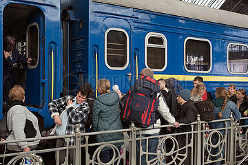 Lviv  Oblast Lviv  Ukraine - Ukrainische Kriegsfluechtlinge am Bahnsteig im Hauptbahnhof Lviv
