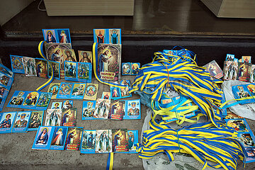 Lviv  Oblast Lviv  Ukraine - Religioese Heiligenfiguren-Karten und Baender in ukrainischen Nationalfarben