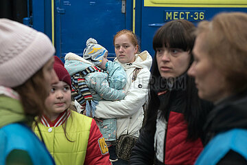 Lviv  Oblast Lviv  Ukraine - Ukrainische Kriegsfluechtlinge werden im Hauptbahnhof von Lviv von Freiwilligen in Empfang genommen und betreut