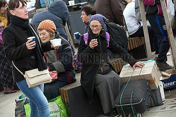 Lviv  Oblast Lviv  Ukraine - Ukrainische Kriegsfluechtlinge sammeln sich vor dem Hauptbahnhof Lviv