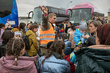 Lviv  Oblast Lviv  Ukraine - Ukrainische Kriegsfluechtlinge mit Gepaeck sammeln sich vor dem Busbahnhof am Hauptbahnhof Lviv