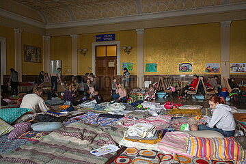 Lviv  Oblast Lviv  Ukraine - Ukrainische Kriegsfluechtlinge. Mutter Kind Schutzraum im Hauptbahnhof von Lviv