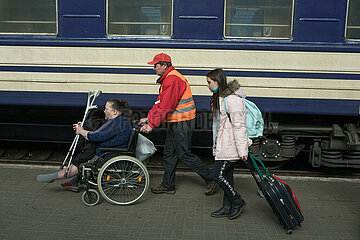 Lviv  Oblast Lviv  Ukraine - Ukrainische Kriegsfluechtlinge werden im Hauptbahnhof am Bahnsteig von Freiwilligen in Empfang genommen und betreut