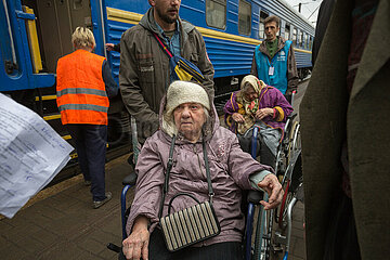 Lviv  Oblast Lviv  Ukraine - Ukrainische Kriegsfluechtlinge werden im Hauptbahnhof am Bahnsteig von Freiwilligen in Empfang genommen und betreut